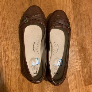 SOLD Women’s shoes size 9w